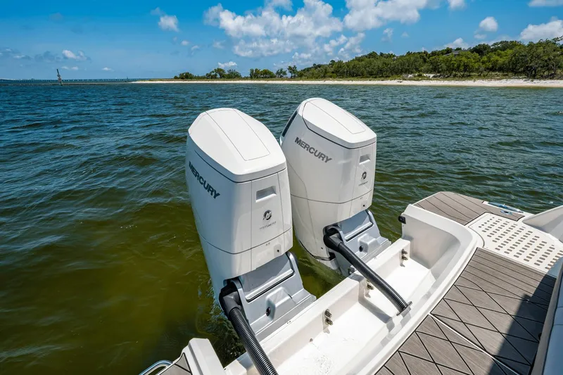 Slide: The Image of Sea Ray SLX 400 Outboard 2025 - 16