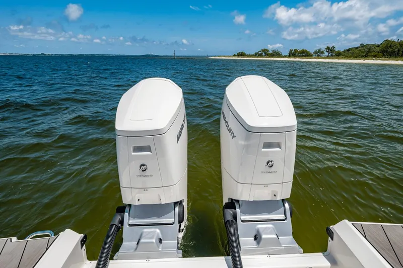 Slide: The Image of Sea Ray SLX 400 Outboard 2025 - 17