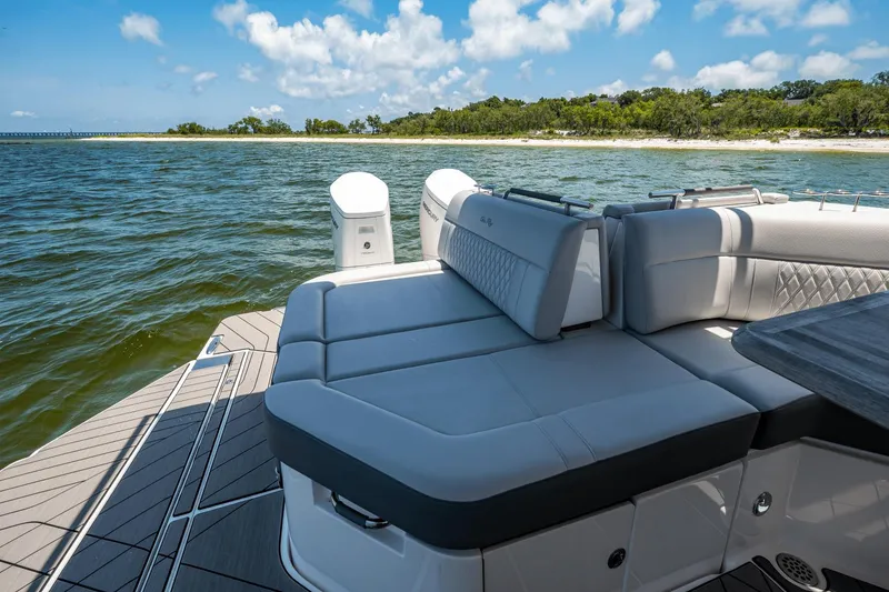 Slide: The Image of Sea Ray SLX 400 Outboard 2025 - 18