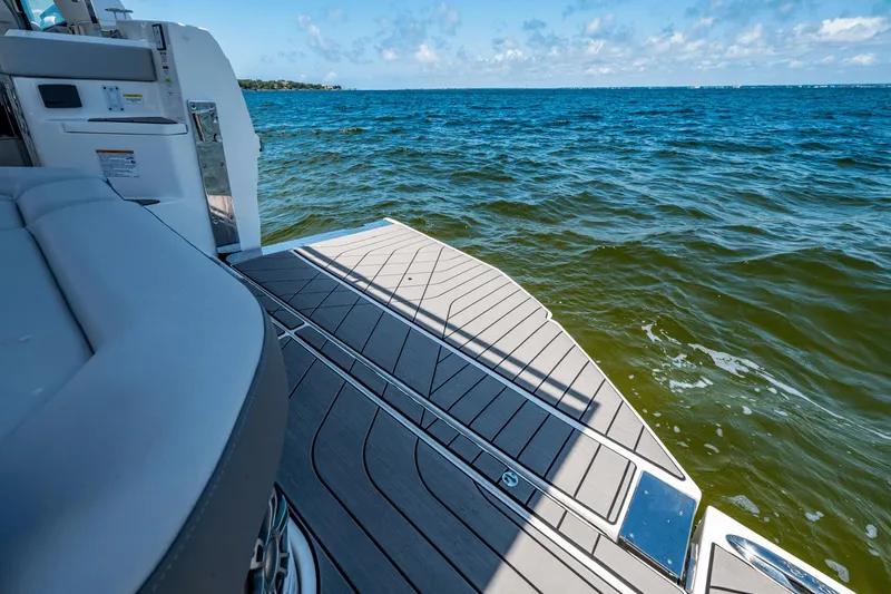 Slide: The Image of Sea Ray SLX 400 Outboard 2025 - 19