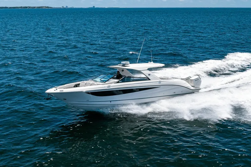 Slide: The Image of Sea Ray SLX 400 Outboard 2025 - 2