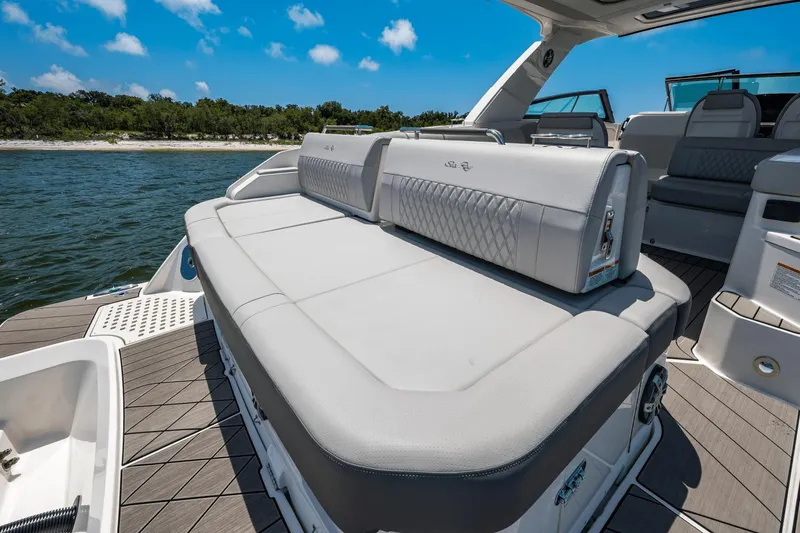 Slide: The Image of Sea Ray SLX 400 Outboard 2025 - 20