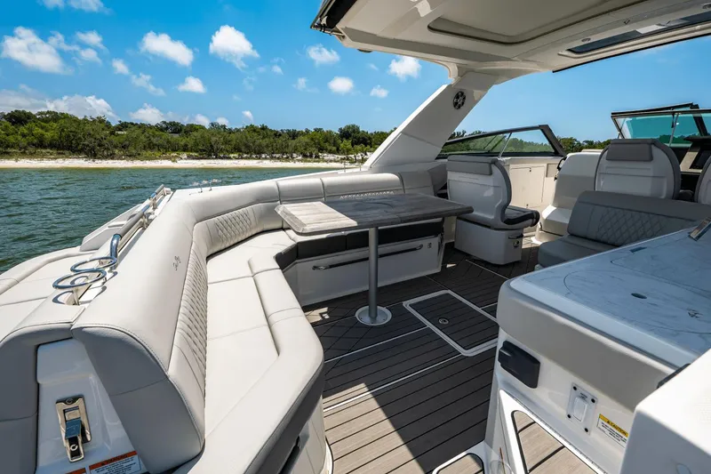 Slide: The Image of Sea Ray SLX 400 Outboard 2025 - 21