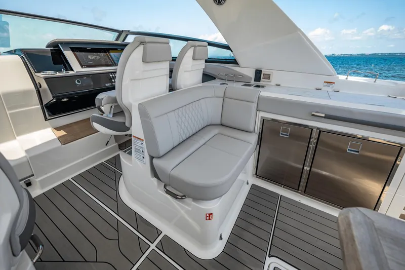 Slide: The Image of Sea Ray SLX 400 Outboard 2025 - 23