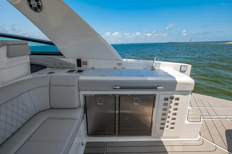 Slide: The Image of Sea Ray SLX 400 Outboard 2025 - 24