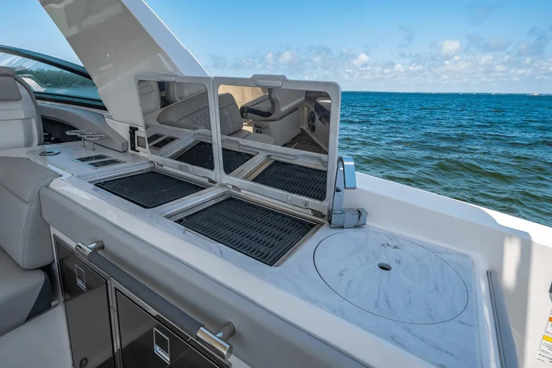 Slide: The Image of Sea Ray SLX 400 Outboard 2025 - 25