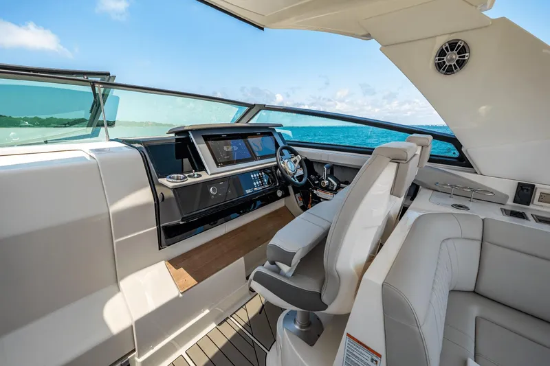 Slide: The Image of Sea Ray SLX 400 Outboard 2025 - 26