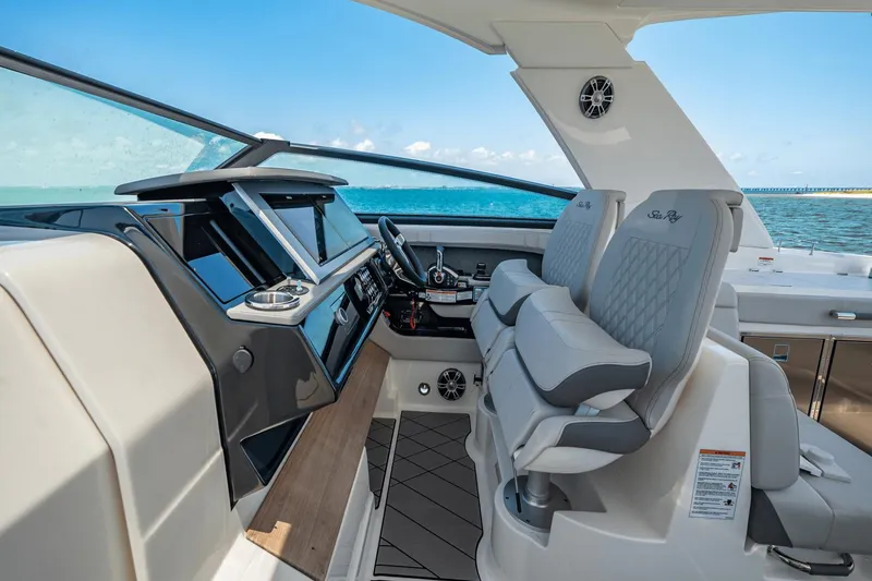 Slide: The Image of Sea Ray SLX 400 Outboard 2025 - 28