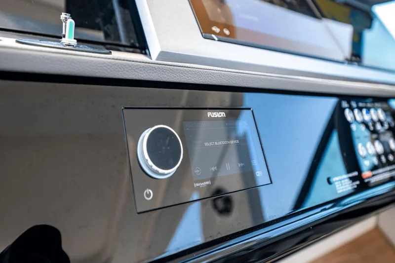 Slide: The Image of Sea Ray SLX 400 Outboard 2025 - 32