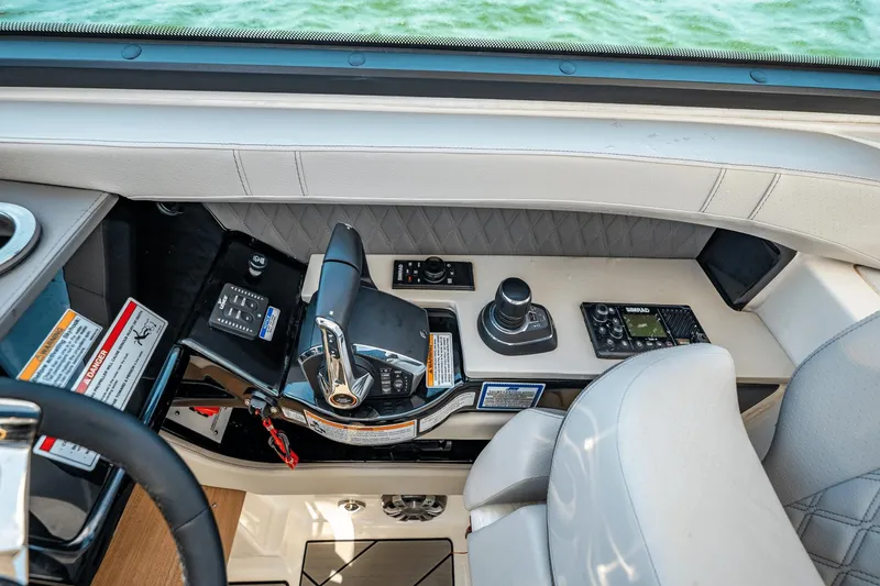 Slide: The Image of Sea Ray SLX 400 Outboard 2025 - 35