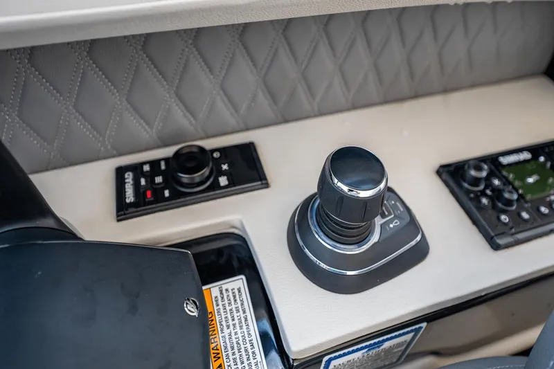 Slide: The Image of Sea Ray SLX 400 Outboard 2025 - 36