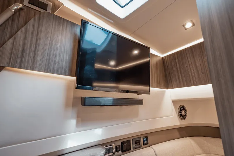 Slide: The Image of Sea Ray SLX 400 Outboard 2025 - 40