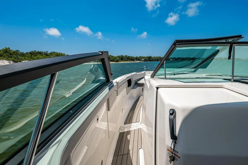 Slide: The Image of Sea Ray SLX 400 Outboard 2025 - 43