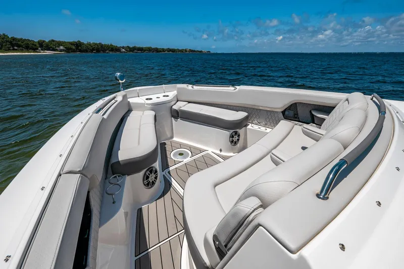 Slide: The Image of Sea Ray SLX 400 Outboard 2025 - 44