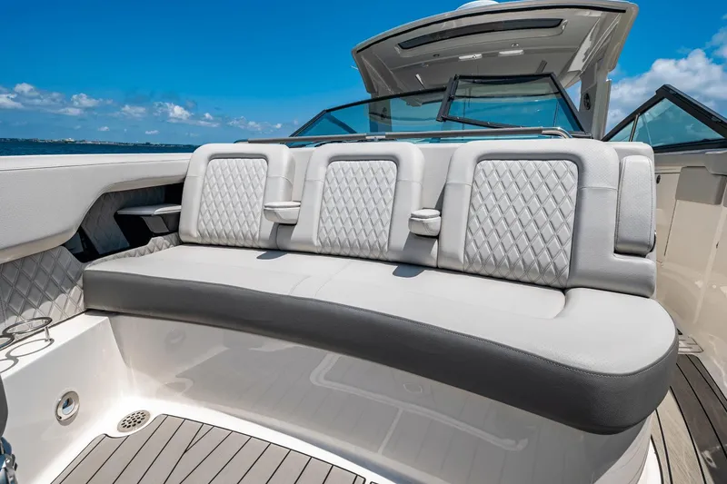 Slide: The Image of Sea Ray SLX 400 Outboard 2025 - 45