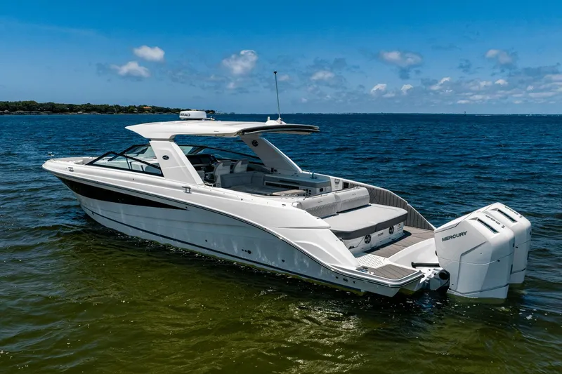 Slide: The Image of Sea Ray SLX 400 Outboard 2025 - 7