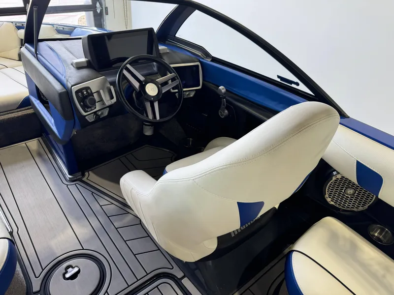 Slide: The Image of Malibu Wakesetter 20 VTX 2016 - 25