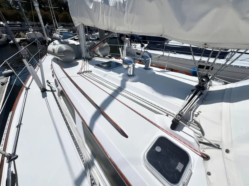 Slide: The Image of 1999 Sabre 402 sailboat deck with rigging and hatch. - 24