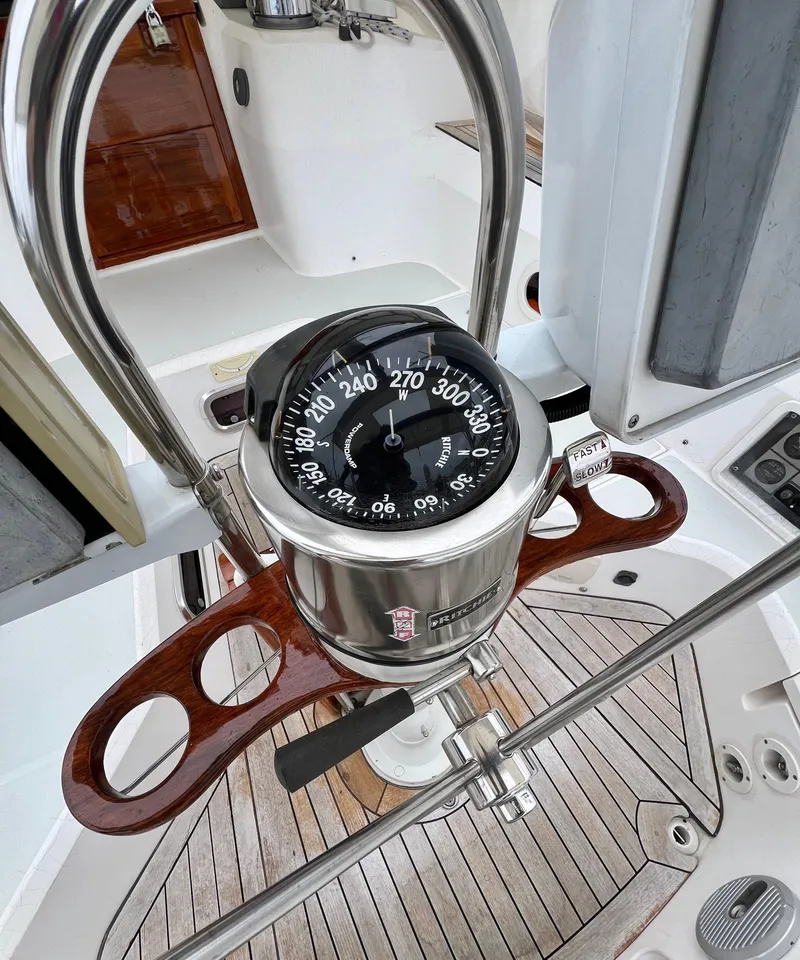 Slide: The Image of 1999 Sabre 402 yacht compass and steering wheel in cockpit. - 40