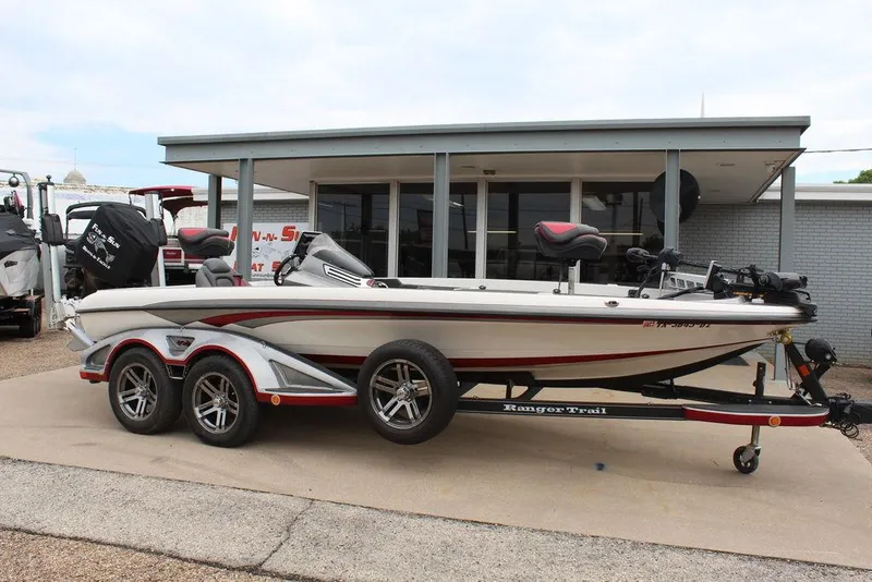 The Image of 2018 Ranger Z520C fishing boat on a trailer in front of a building. - 1