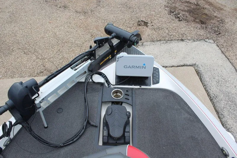 Slide: The Image of 2018 Ranger Z520C boat with Garmin fishfinder and trolling motor. - 20