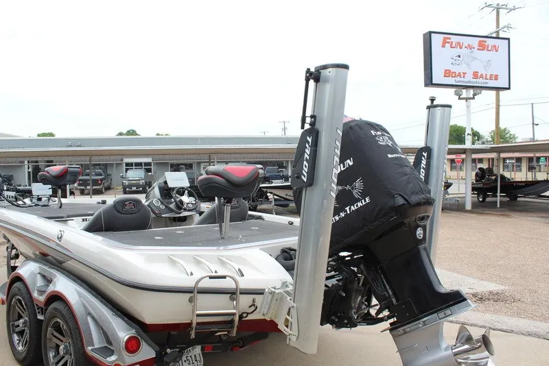 Slide: The Image of 2018 Ranger Z520C boat at Fun-N-Sun Boat Sales dealership. - 7