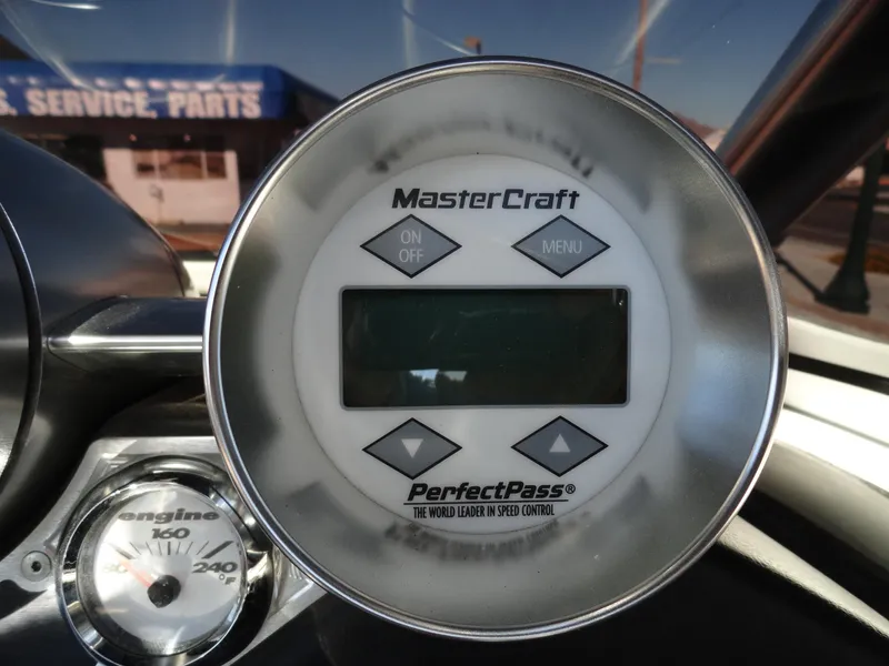 Slide: The Image of 2007 MasterCraft X-Star PerfectPass speed control display and engine gauge. - 11