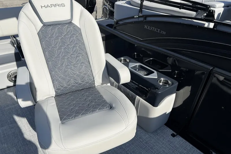 Slide: The Image of Harris Grand Mariner 250 2025 - 12