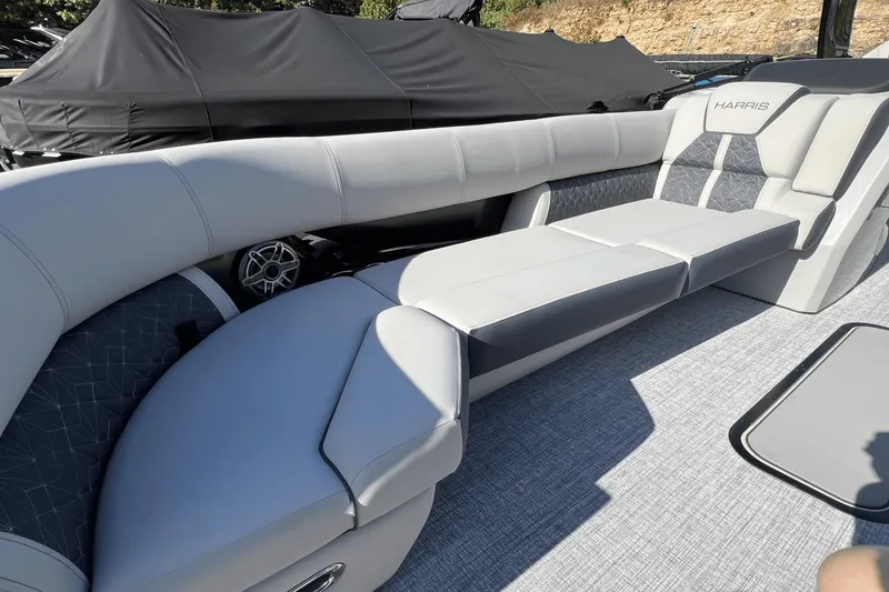 Slide: The Image of Harris Grand Mariner 250 2025 - 8