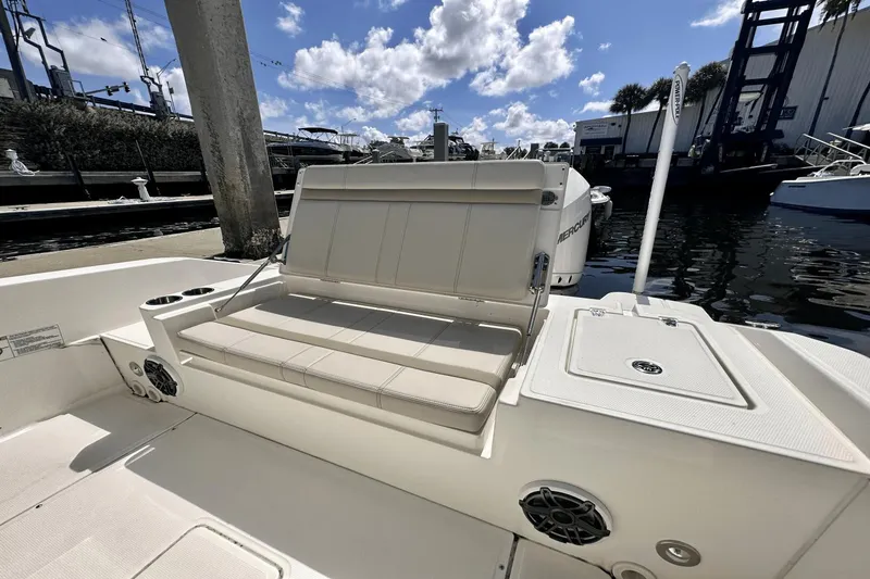 Slide: The Image of Boston Whaler 280 Dauntless 2023 - 21