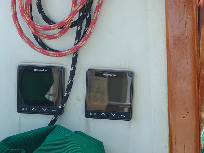 Slide: The Image of Raymarine displays and ropes on 1987 Newport MKII boat. - 13