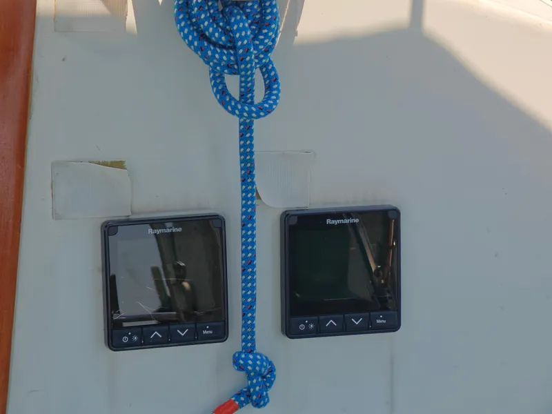 Slide: The Image of Raymarine displays and blue rope on 1987 Newport MKII boat. - 14