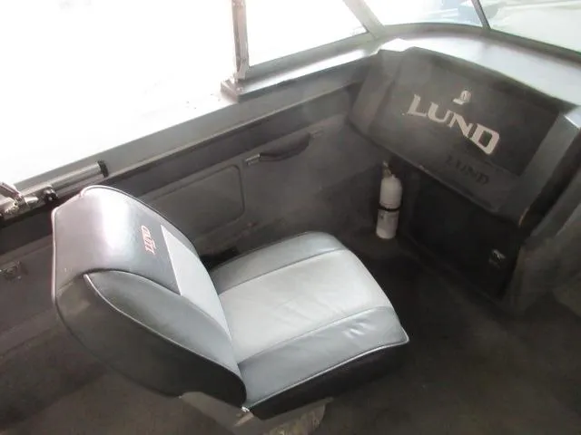 Slide: The Image of Interior of a 1990 Lund 1850 Tyee Gran Sport boat with a single seat. - 15