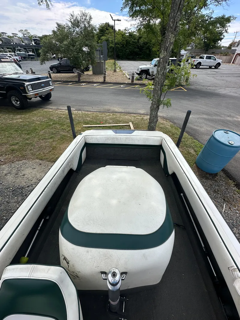 Slide: The Image of 1998 Gekko GTS-20 boat interior with white and green seating. - 7