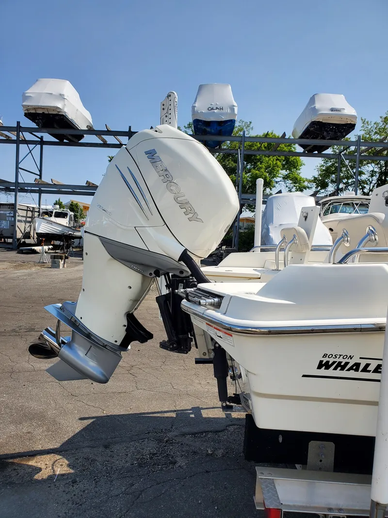 Slide: The Image of Boston Whaler 240 Dauntless 2018 - 13