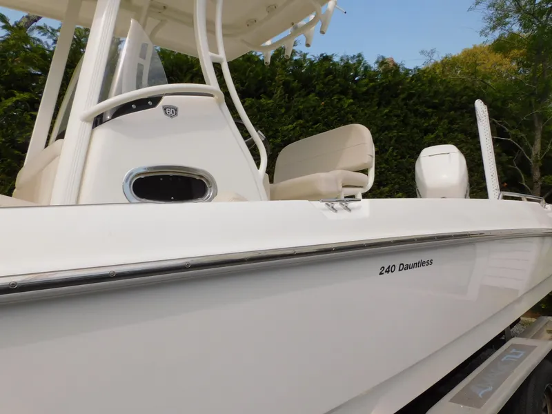 Slide: The Image of Boston Whaler 240 Dauntless 2018 - 20