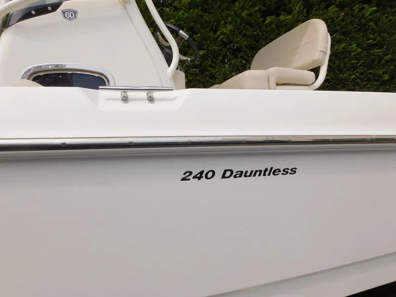 Slide: The Image of Boston Whaler 240 Dauntless 2018 - 21