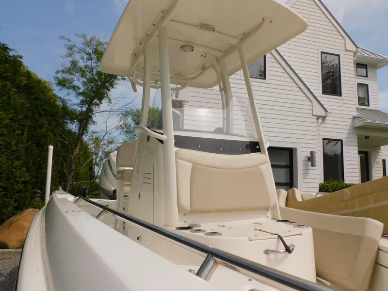 Slide: The Image of Boston Whaler 240 Dauntless 2018 - 38