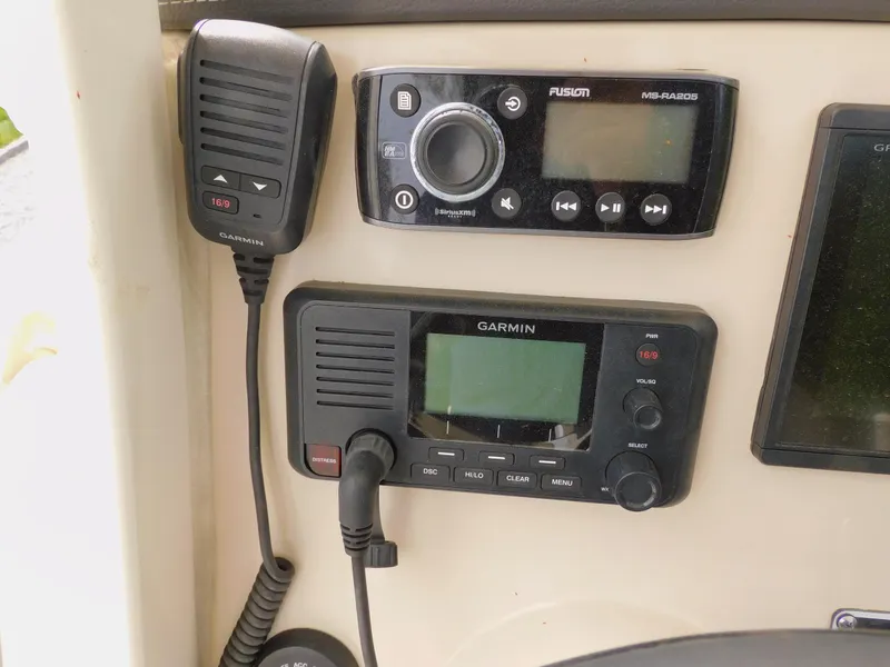 Slide: The Image of Boston Whaler 240 Dauntless 2018 - 59