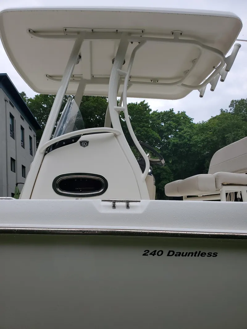 Slide: The Image of Boston Whaler 240 Dauntless 2018 - 6