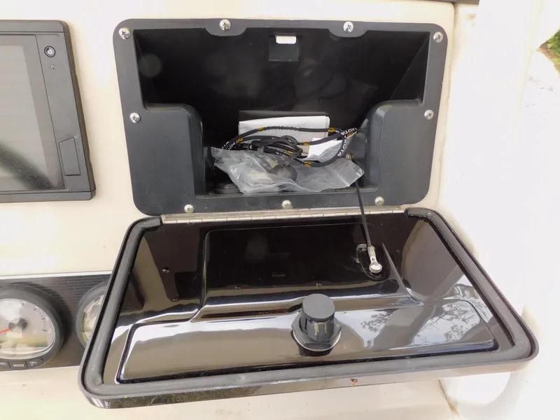 Slide: The Image of Boston Whaler 240 Dauntless 2018 - 62