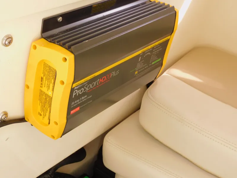 Slide: The Image of Boston Whaler 240 Dauntless 2018 - 74