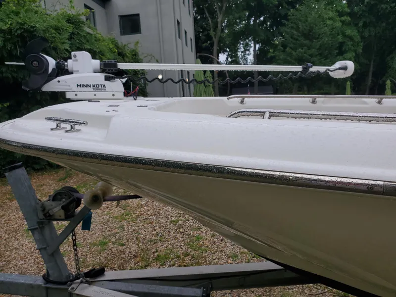 Slide: The Image of Boston Whaler 240 Dauntless 2018 - 8