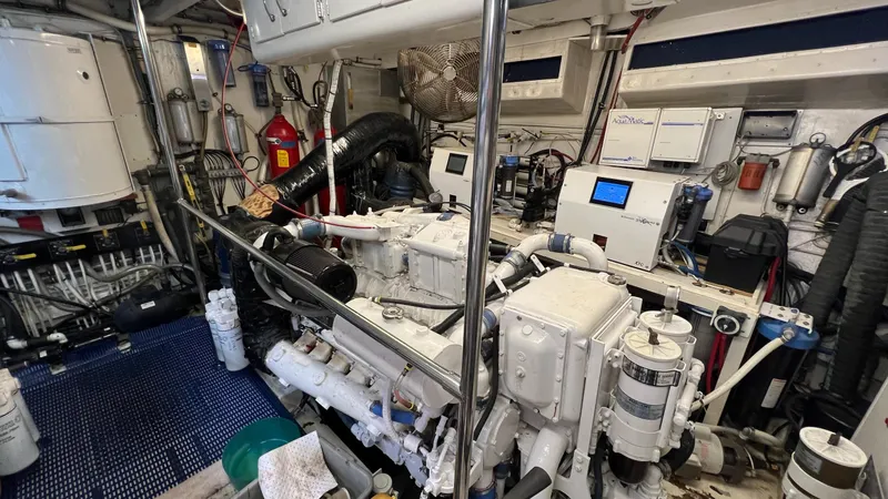 Slide: The Image of Hatteras 72 Motor Yacht 1987 - 55