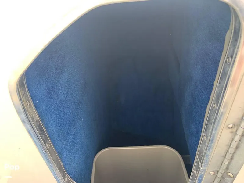 Slide: The Image of 1994 Sea Ray 220 Signature for sale in Somerset, KY - 47