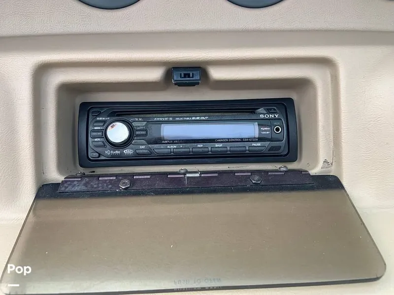 Slide: The Image of 1994 Sea Ray 220 Signature for sale in Somerset, KY - 66