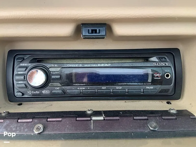 Slide: The Image of 1994 Sea Ray 220 Signature for sale in Somerset, KY - 67