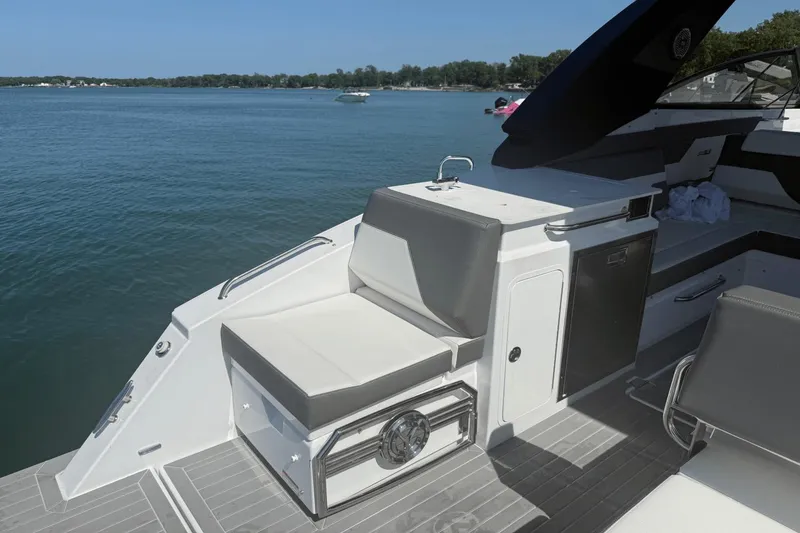 Slide: The Image of Cruisers 34 GLS Outboard 2025 - 14