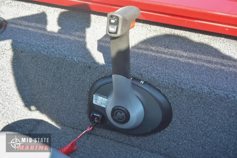 Slide: The Image of 2024 Lowe Stinger 195 Bass boat throttle control, Mid-State Marine. - 25