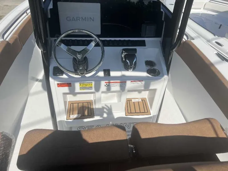 Slide: The Image of Sea Hunt Ultra 239 SE 2025 - 4
